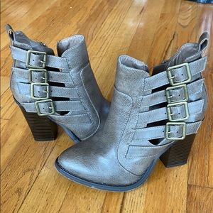 Cute little mauve booties size 7!